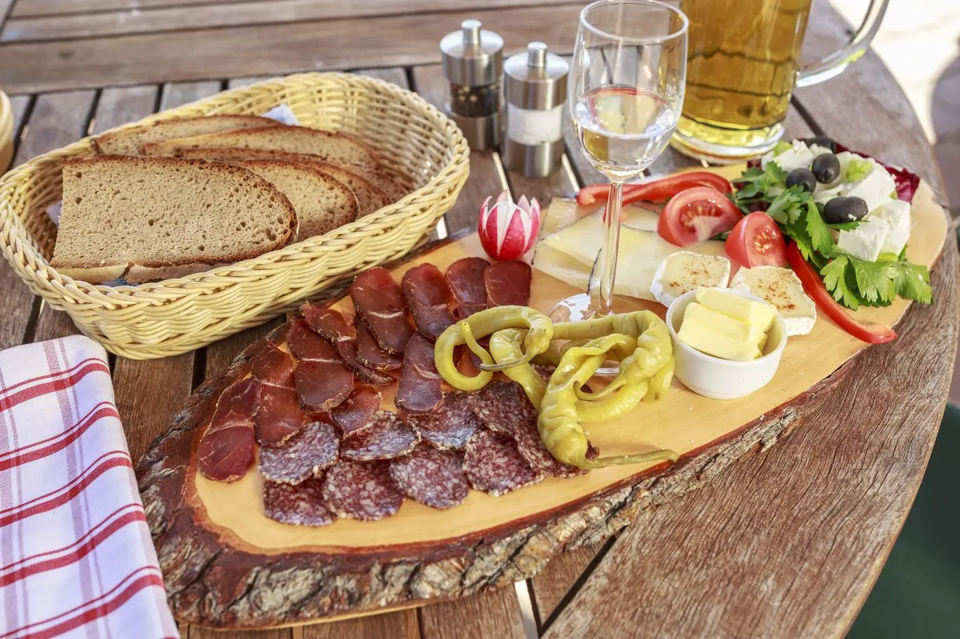 A main course with sides, served at the Schäferkarr'n